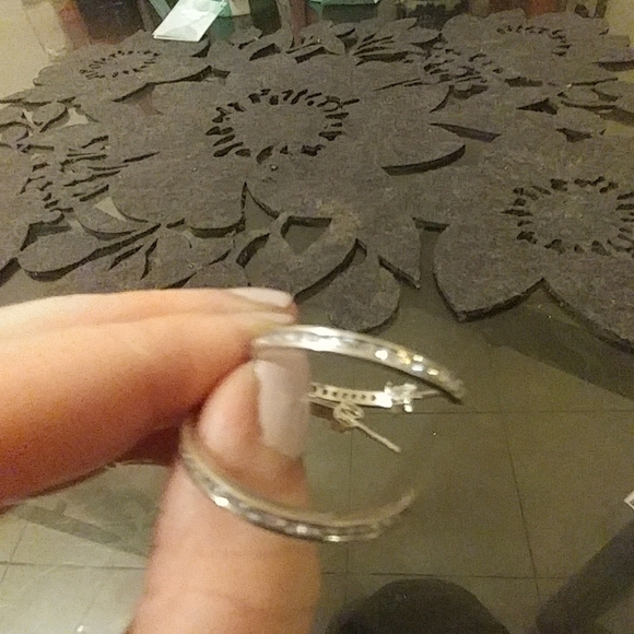 💜NWT Zirconia round solver Earrings - Picture 6 of 6